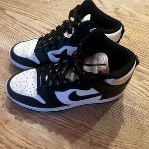 Nike high dunk retro Black and White High-Top Sneakers